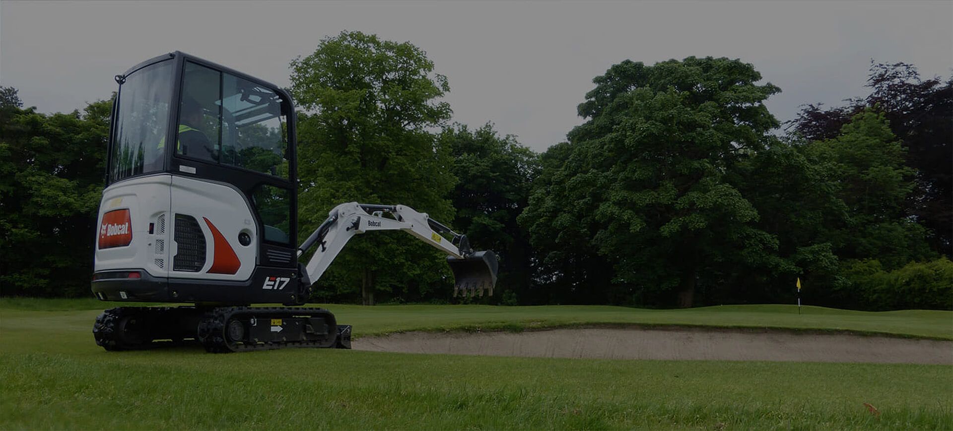 Ein Bagger auf einem Golffeld